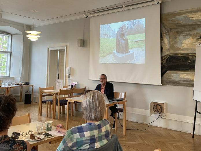  Jens Peter Munk Jensen, fagansvarlig i Teknik- og Miljøforvaltningens enhed for kvalitet i Parker, Kirkegårde og Renhold. 